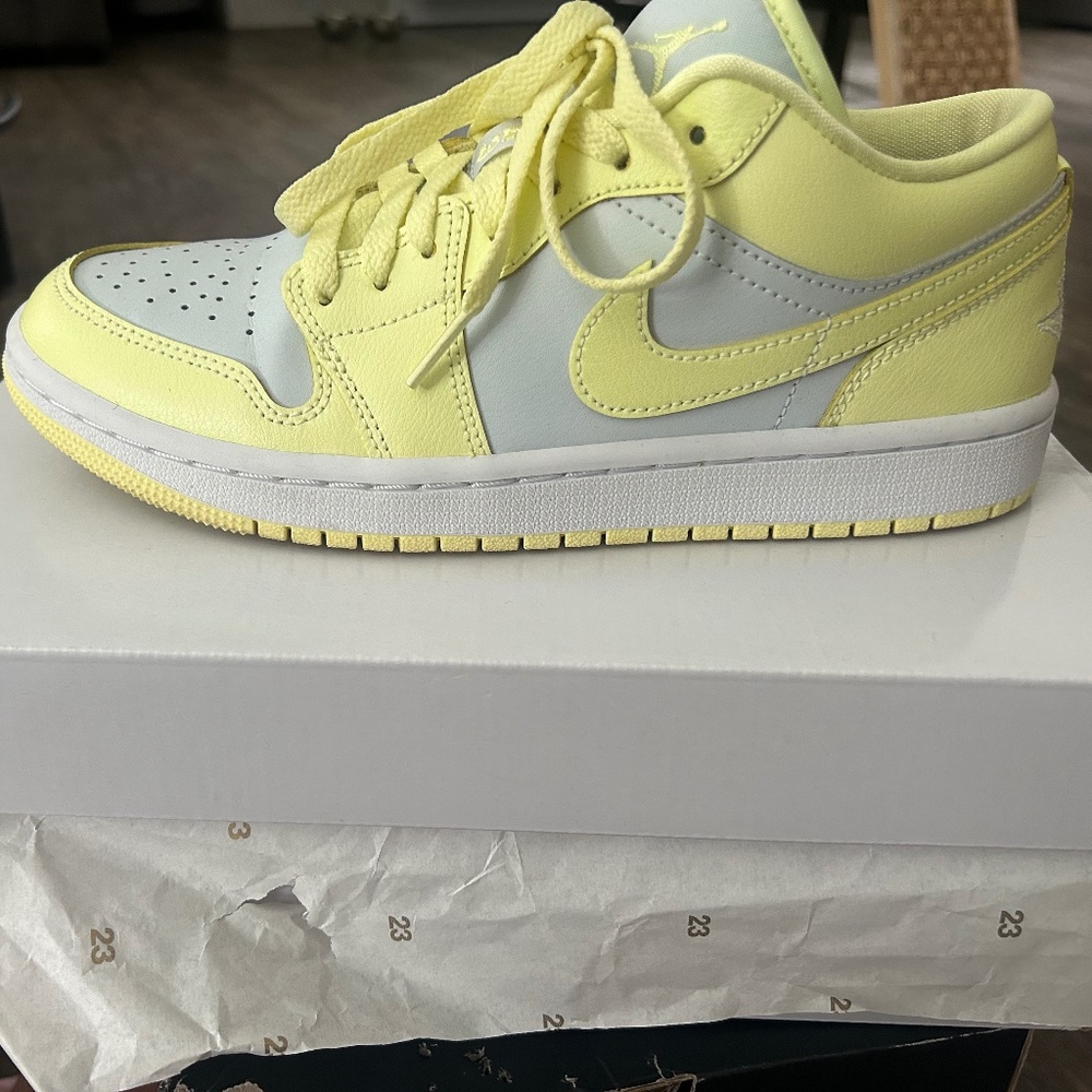 Jordan 1Low Size 7.5 women